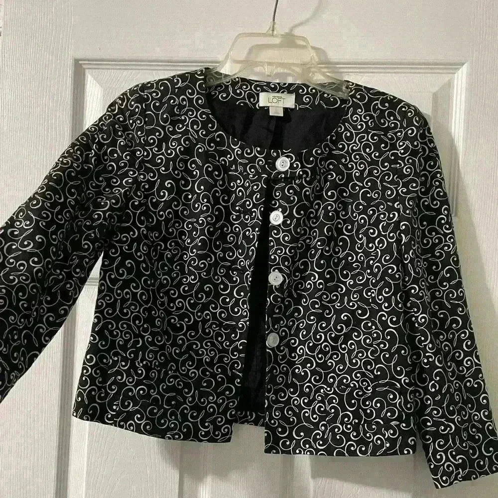 LOFT Ann Taylor’s Cropped Front Button Blazer B83